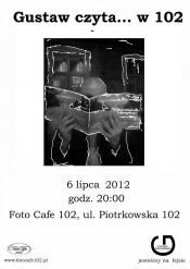 Gustaw czyta szukając i szuka czytając w Foto Cafe 102
